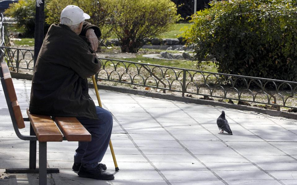 Δείτε πως θα υπολογίζονται οι νέες μειωμένες συντάξεις (παραδείγματα)